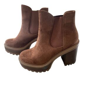 Soda platform Chelsea boots. Size 8. Camel colored